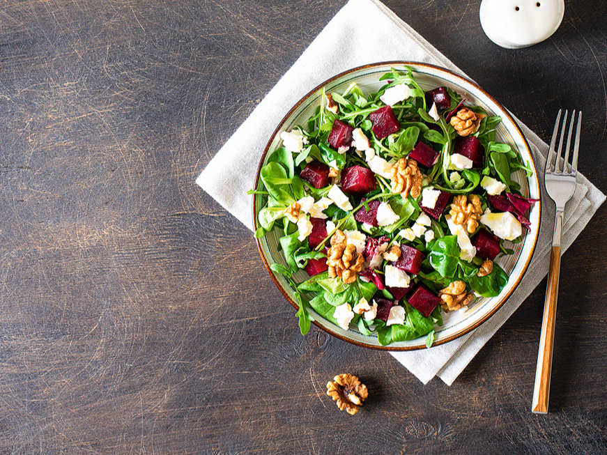 Bietes ar fetas sieru un valriekstiem.