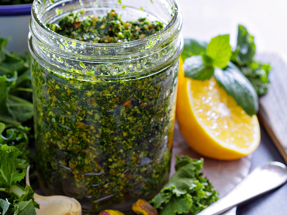 Kale jeb lapu kāposta pesto.