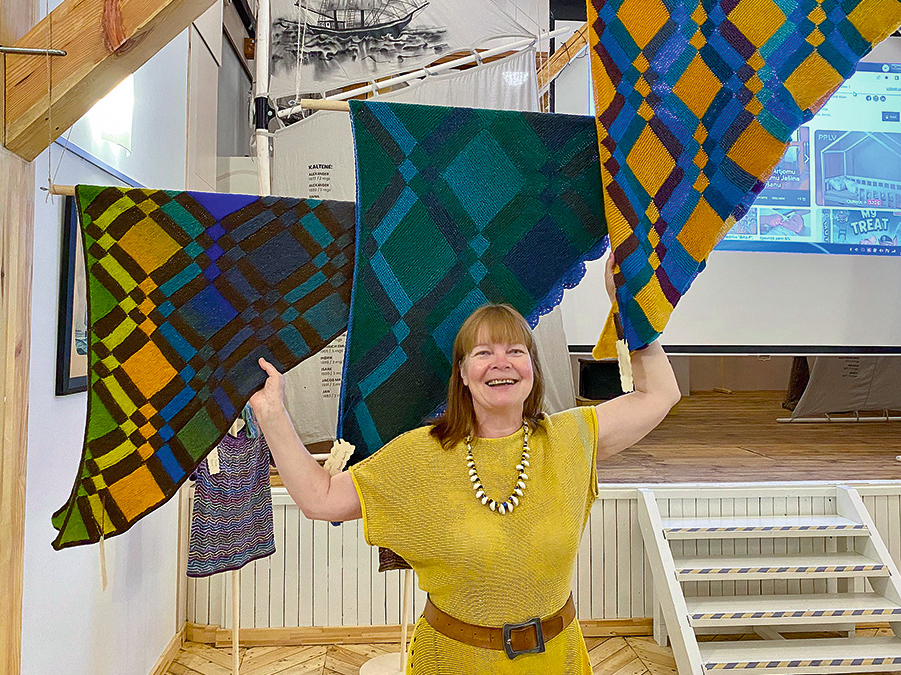 Anitra Tooma adīt iemācījusies pašmācības ceļā, bērnībā dzīvojoties pie vecmāmiņas laukos.