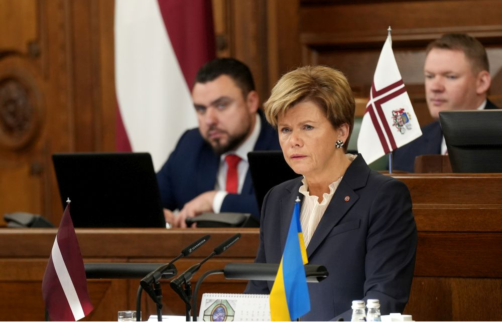 Ārlietu ministre Baiba Braže sniedz ziņojumu Saeimas sēdē, kurā notiek ikgadējās ārpolitikas debates.