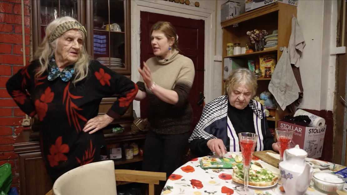 Magone mēģina izšķirt draudzeņu kašķi.