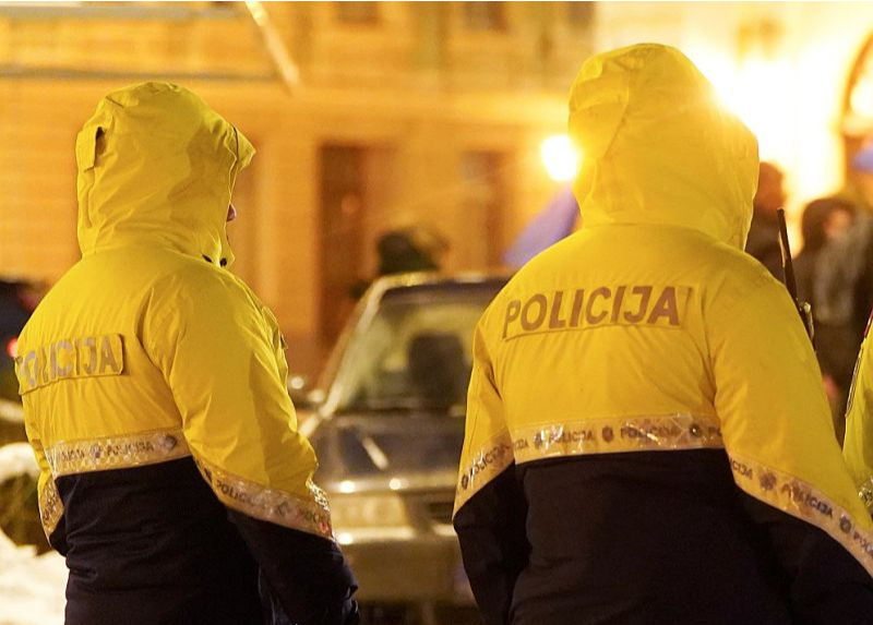 Valsts policijas darbinieki par kolēģes iespējamiem koruptīvajiem noziegumiem uzzināja un informāciju nodeva Iekšējās drošības birojam.