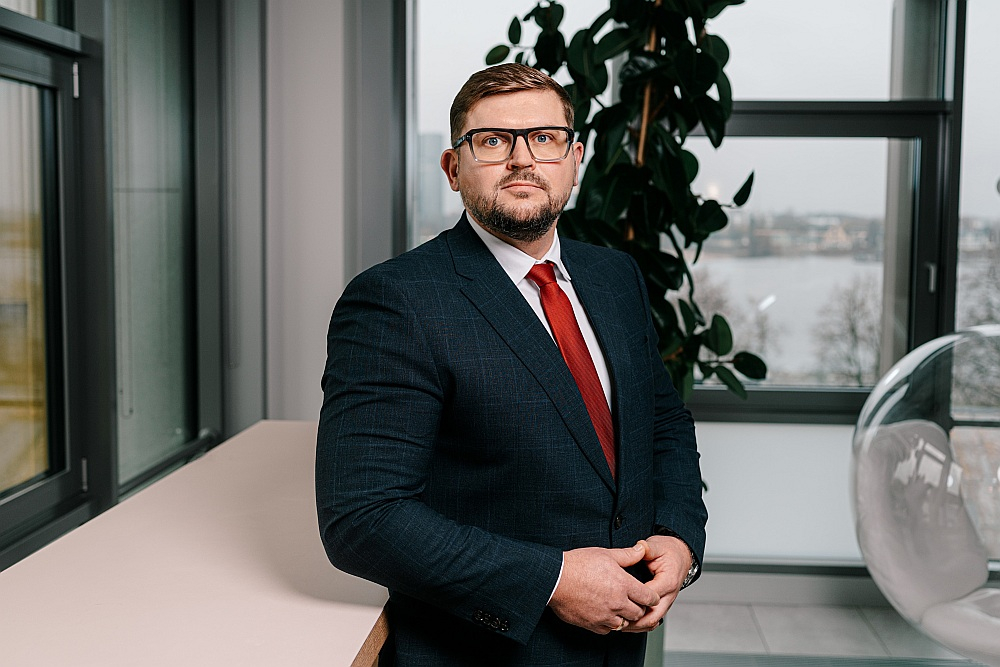 Bankas "Citadele" meitasuzņēmuma "CBL Asset Management" valdes priekšsēdētājs Kārlis Purgailis: "40 gadus vecs iedzīvotājs, kas savā darba mūžā ir saņēmis un šobrīd saņem valstī vidējo atalgojumu, kas pašlaik ir 1850 eiro pirms nodokļiem, prognozējami saņems nedaudz virs 1500 eiro pensiju no 1. un 2. līmeņa uzkrājuma. Tomēr, jāapzinās, ka pēc 25 gadiem, kad šis cilvēks dosies pensijā, tas būs vien ap 50% no pēdējās darba algas, pieņemot mērenu vidējās darba samaksas pieaugumu šajā periodā."