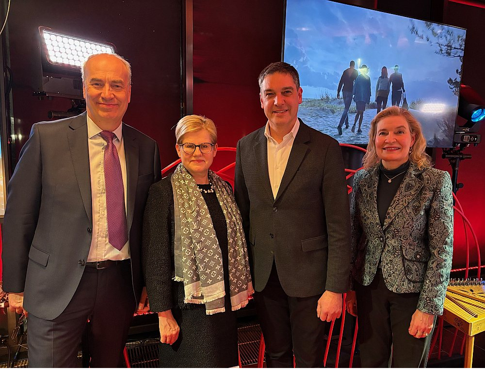 "Oulu – kultūras galvaspilsēta 2026" atklāšanas svinībās: Somijas vēstniece Latvijā Anne Saloranta (no labās), Liepājas mērs Gunārs Ansiņš, Latvijas vēstniece Somijā Dace Treija-Masī un Somijas vēstnieces dzīvesdraugs Kari Saloranta.