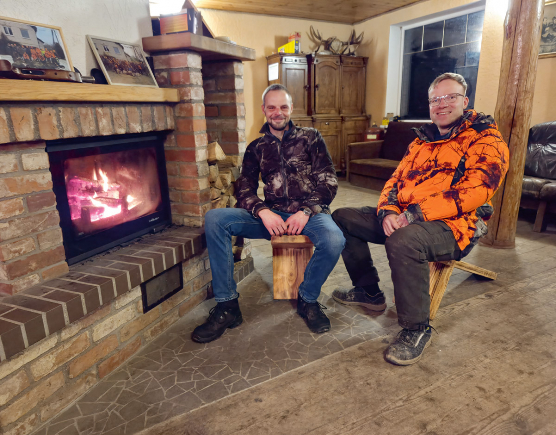 Medību vadītāji Sandris Višķers (no kreisās) un Reinis Picka.