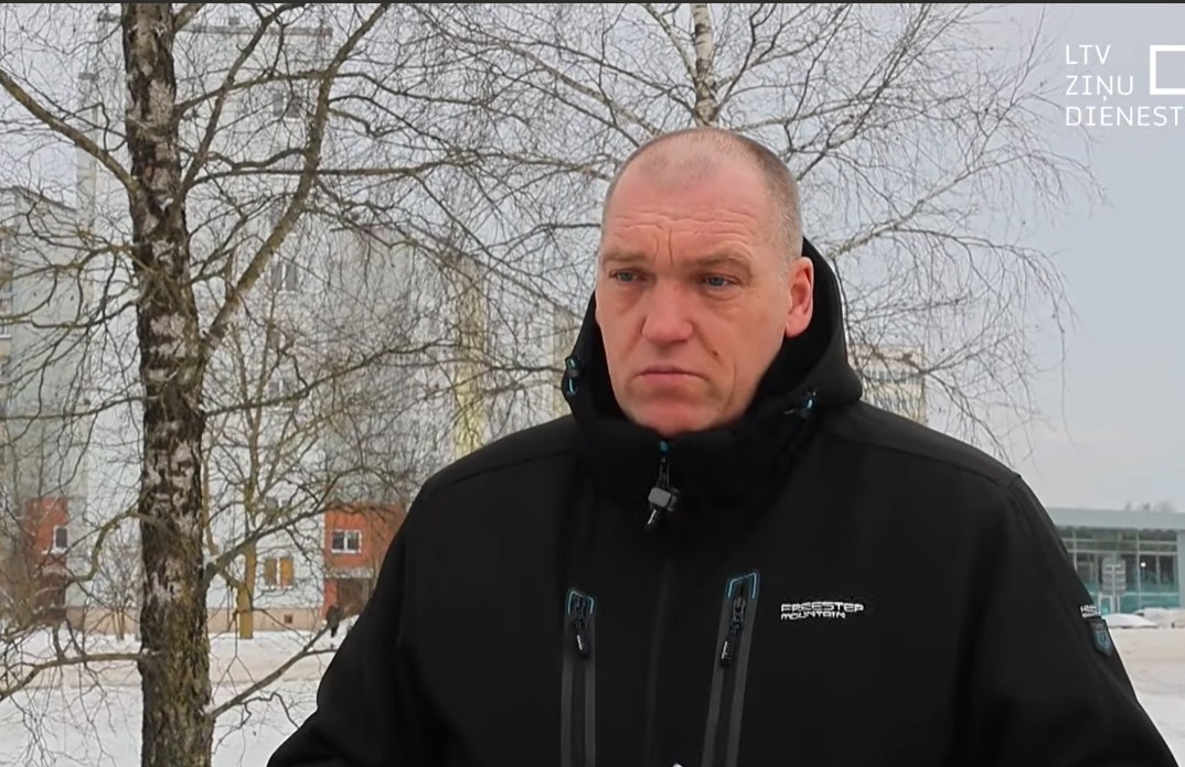 Jelgavas pamatskolā cietušās pirmklasnieces tēvs pieprasa izslēgt no skolas zēnu, kas uzbruka viņa bērnam.