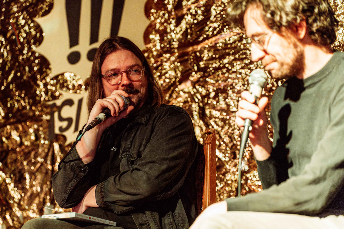 Rolands Virks (no kreisās) grāmatas "Nekas man nepatīk" oficiālajā atvēršanā.