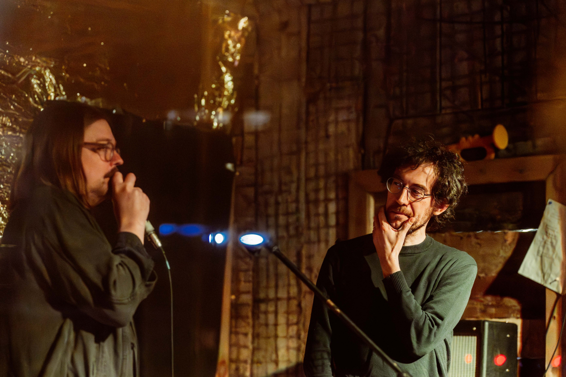 Rolands Virks (no kreisās) grāmatas "Nekas man nepatīk" oficiālajā atvēršanā.