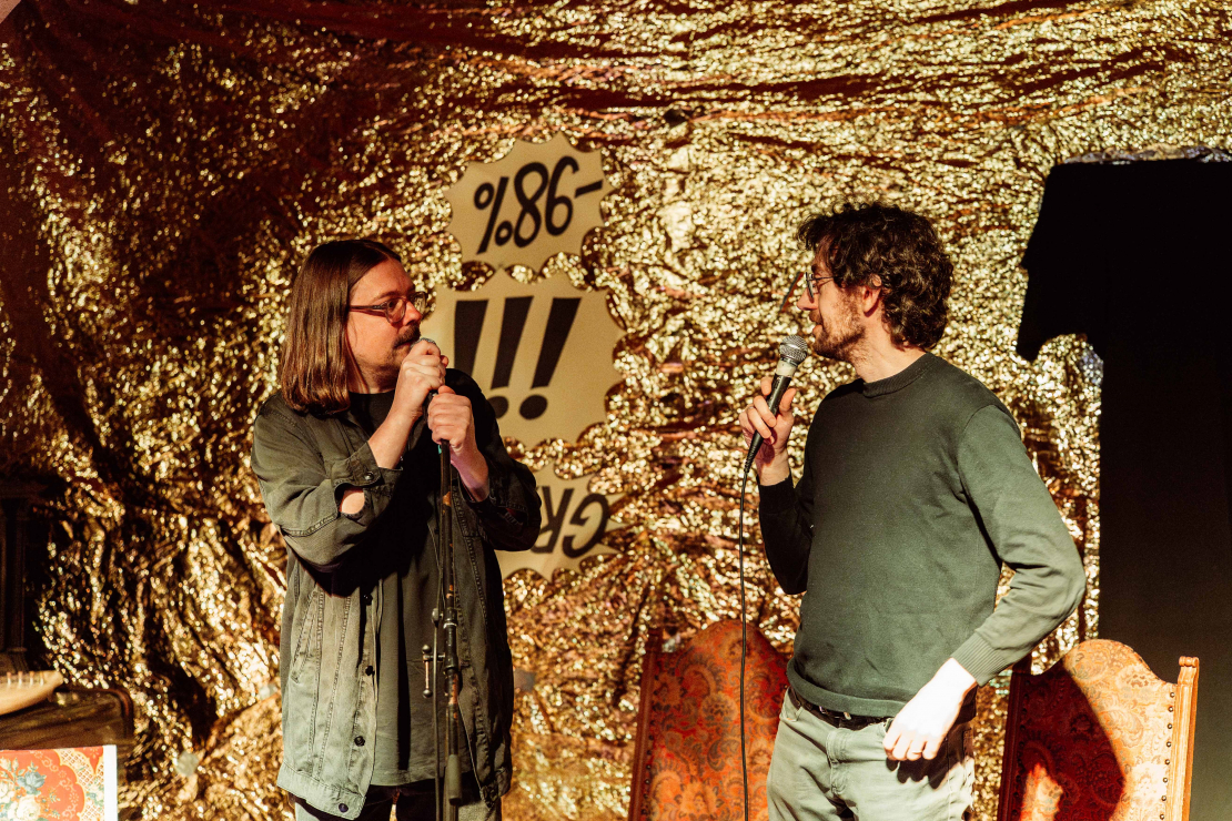 Rolands Virks (no kreisās) grāmatas "Nekas man nepatīk" oficiālajā atvēršanā.