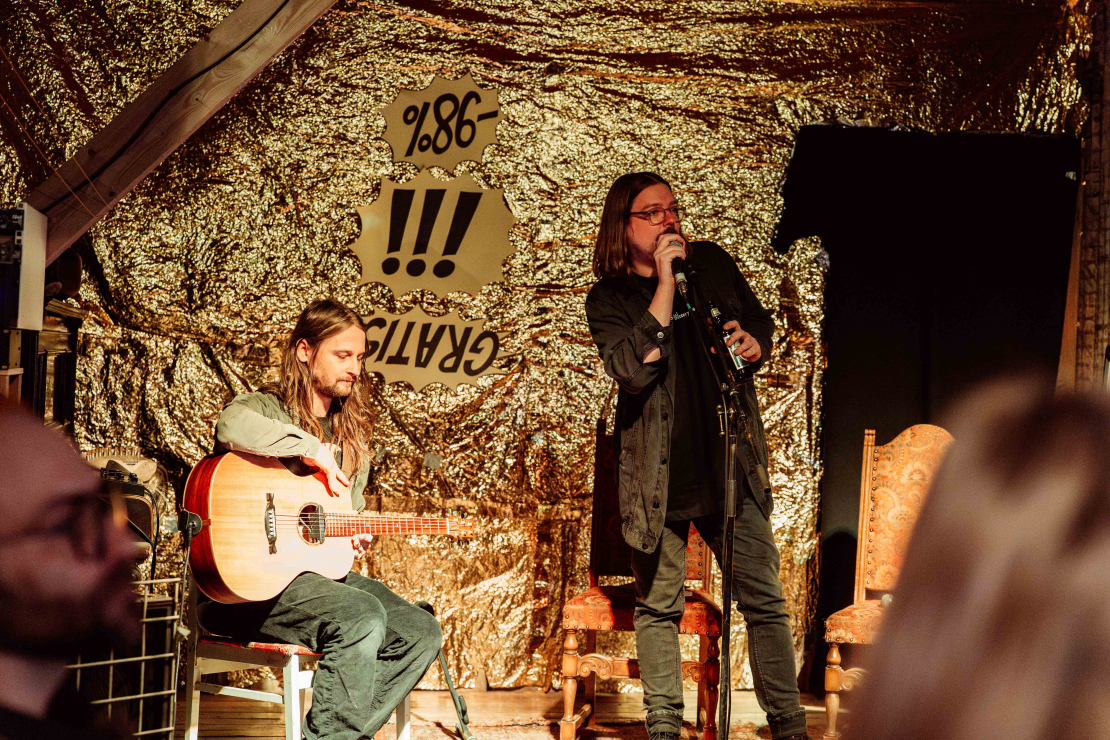 Rolands Virks (no labās) grāmatas "Nekas man nepatīk" oficiālajā atvēršanā.