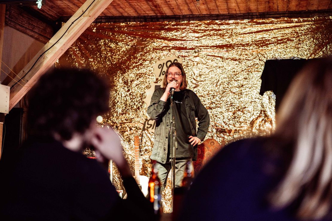 Rolands Virks grāmatas "Nekas man nepatīk" oficiālajā atvēršanā.