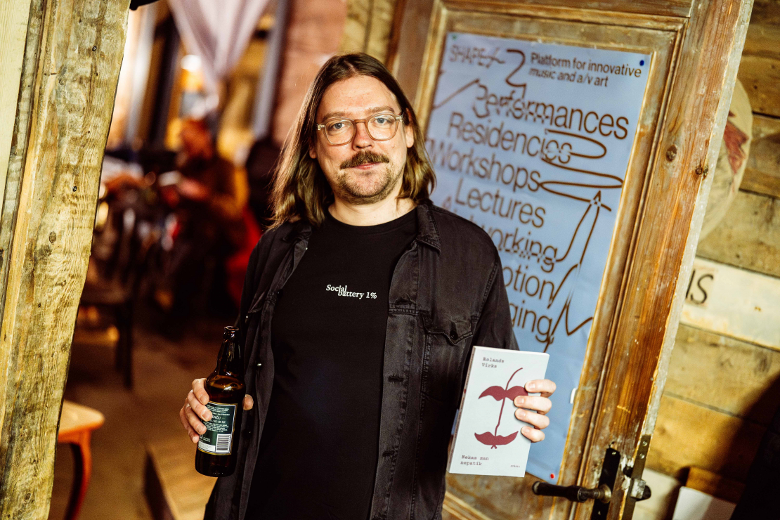 Rolands Virks grāmatas "Nekas man nepatīk" oficiālajā atvēršanā.