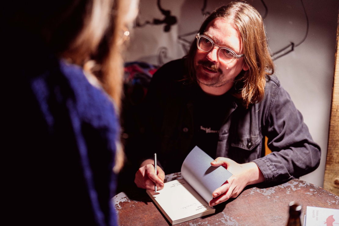 Rolands Virks grāmatas "Nekas man nepatīk" oficiālajā atvēršanā.