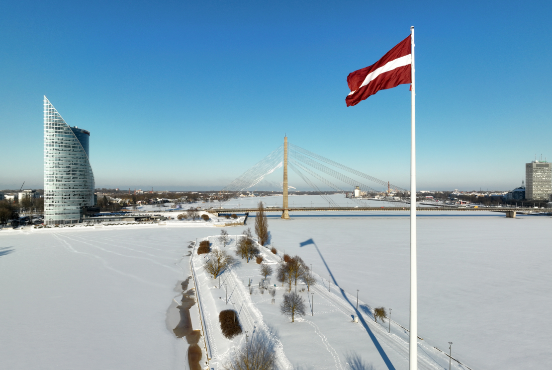 Skats uz "Swedbank" centrālo ēku, Vanšu tiltu un Latvijas karogu uz AB dambja.