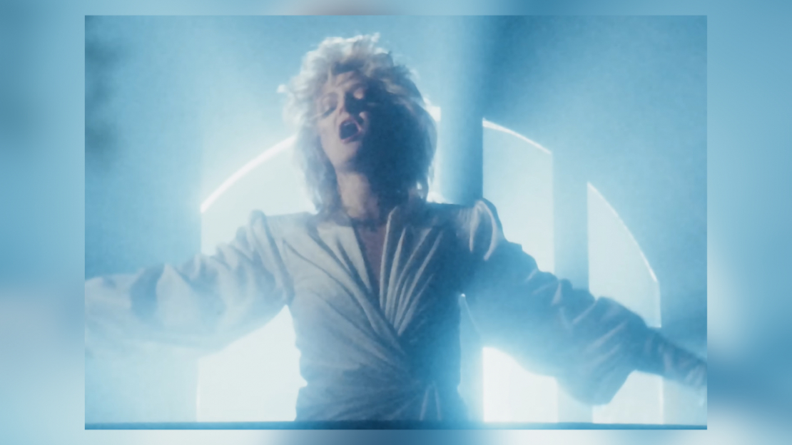 Ekrānuzņēmums no dziesmas "Total eclipse of the heart".