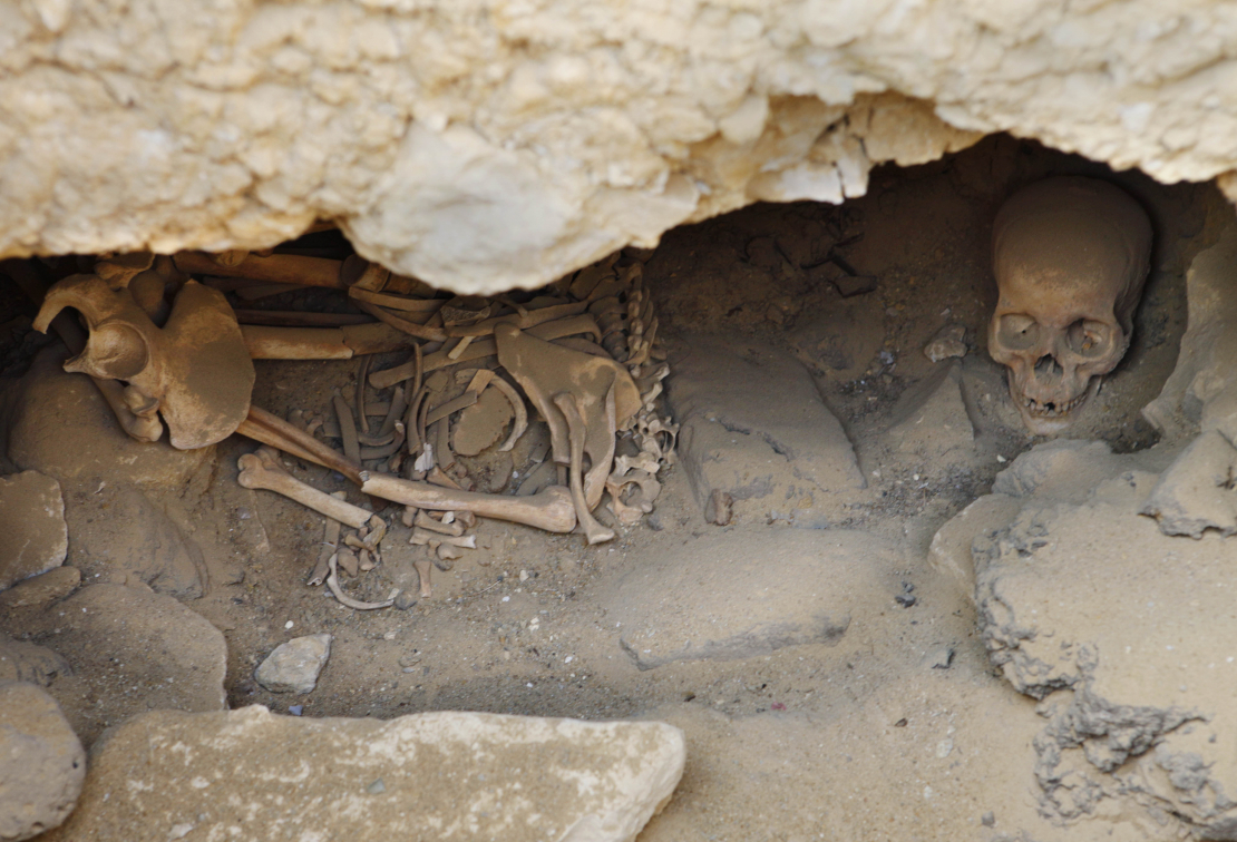 Ēģiptes arheologu netālu no piramīdām Gīzā atklātās kapenes, domājams, pieder strādniekiem, kuri cēla lielās piramīdas, un sniedz ieskatu par to, kā viņi dzīvoja un un ko ēda pirms vairāk nekā 4000 gadiem.