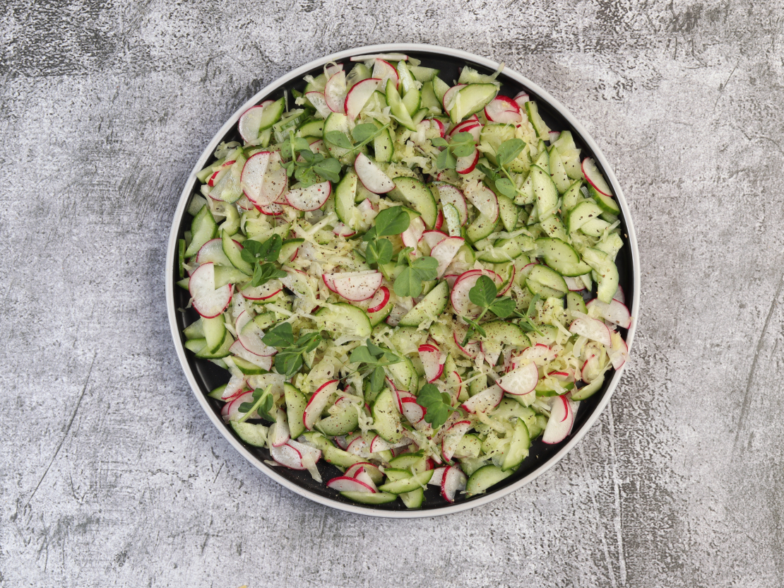 Kraukšķīgie pavasara salāti ar redīsu un sinepju dīgstiem.