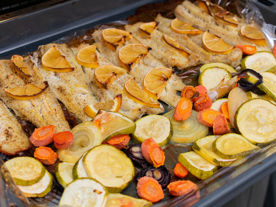 Cepeškrāsnī ceptas reņģu filejas ar garšaugiem un dārzeņiem.