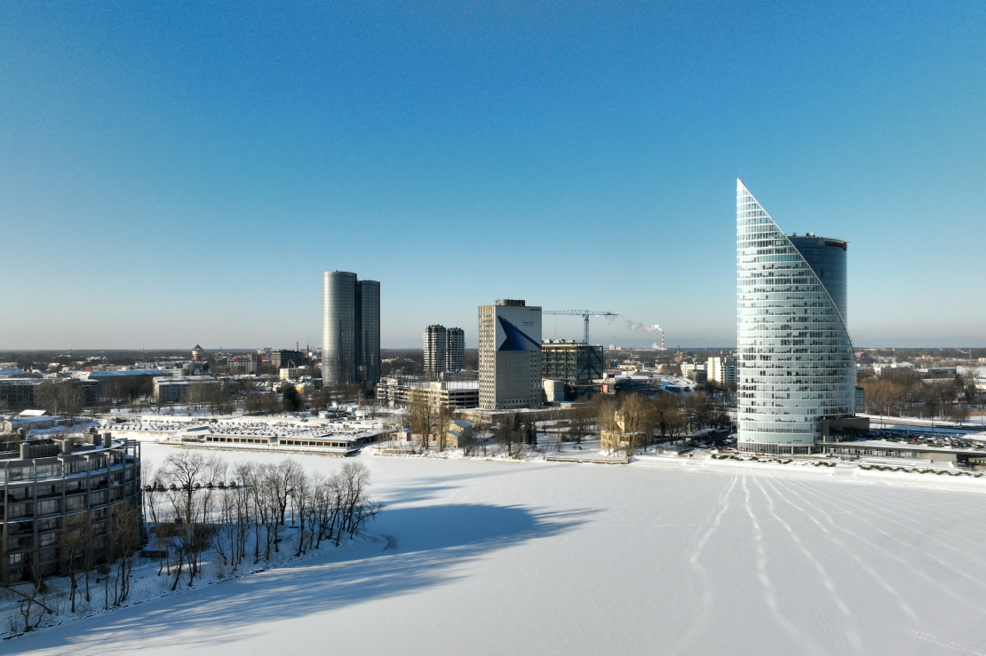 Skats uz daudzfunkcionālo kompleksu "Zunda Towers", "Preses namu" un "Swedbank" centrālo ēku.