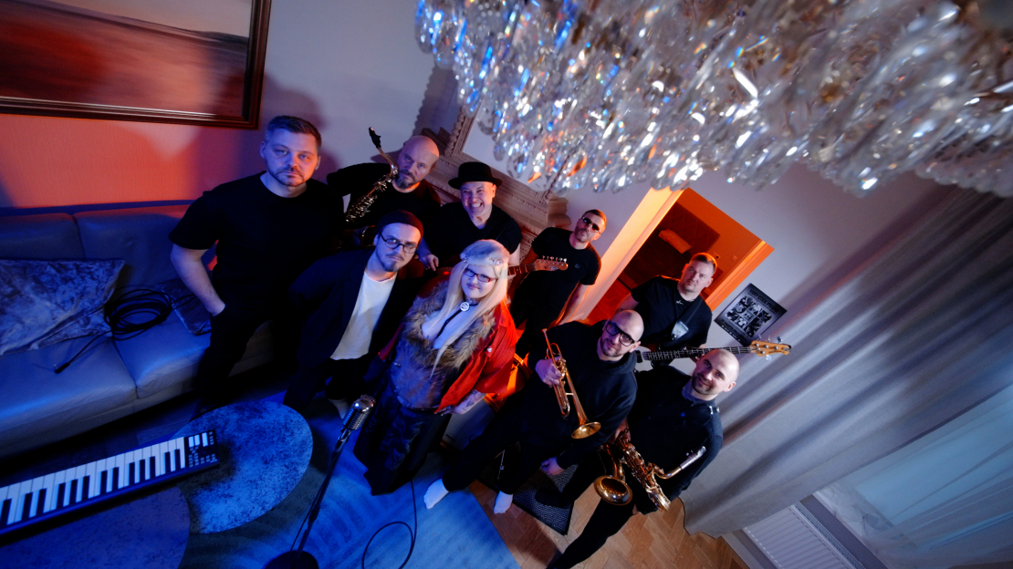 Grupa "Very Cool People" kopā ar Zebreni un Danielu Masi.