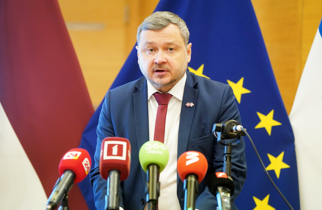 Rīgas domes Drošības, kārtības un korupcijas novēršanas komitejas vadītājs Ģirts Lapiņš piedalās preses konferencē, kurā prezentē jauno pašvaldības policijas mobilo lietotni rīdziniekiem.