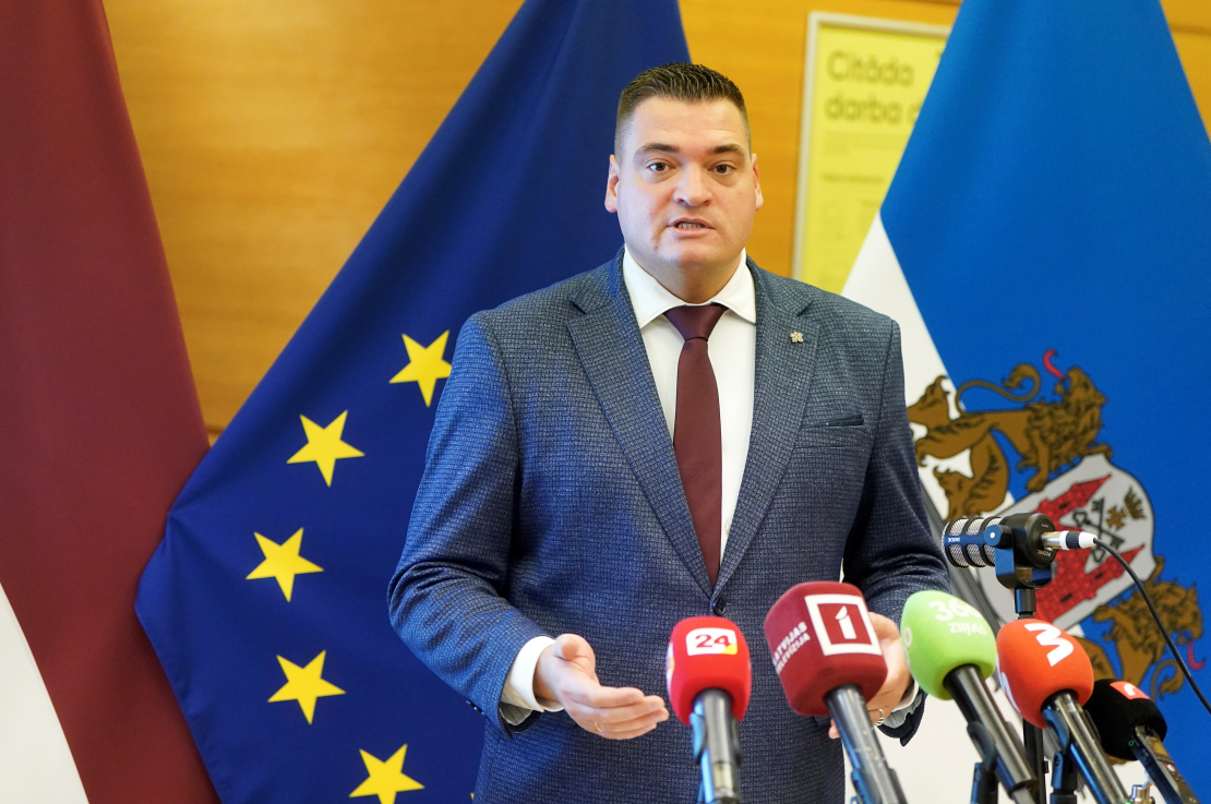 Rīgas vicemērs Edvards Ratnieks piedalās preses konferencē, kurā prezentē jauno pašvaldības policijas mobilo lietotni rīdziniekiem.