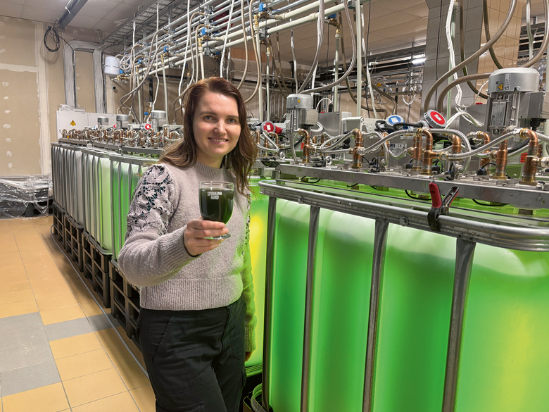 Agnese Stunda Zujeva: "Spirulīnas "dobes" ir gandrīz noslēgti reaktori, baseini, kur noteiktā temperatūras, skābekļa un gaismas režīmā aļģes dalās un vairāku dienu laikā dubilto savu daudzumu."