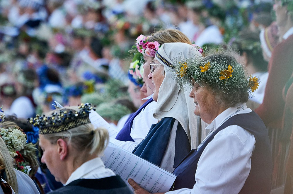 Kori grib dziedāt, grib svētkus, bet visi piekrīt, ka to vajadzētu darīt emocionāli pacilātā stāvoklī, nevis konfliktsituācijā... Attēlā: Dziesmu svētku dalībnieki Lielajā estrādē 2023. gadā.
