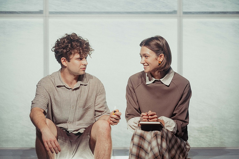 Rūdolfs Sprukulis (Knuta Auzenieka lomā) un Santa Breikša (Dārtas Dārznieces lomā).