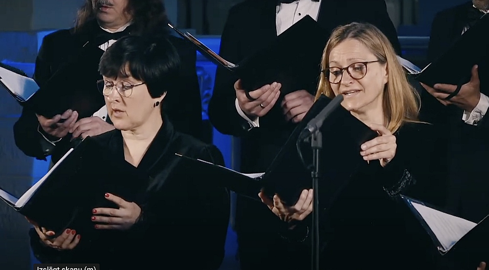 Laikmetīgajā skaņumākslā trenētie Latvijas Radio kora mākslinieki sniedza iedvesmojošu partitūras lasījumu.