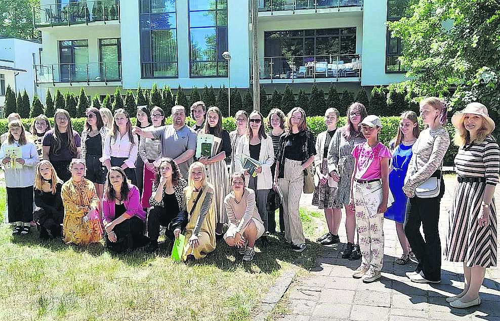 Laikmetīgajā skaņumākslā trenētie Latvijas Radio kora mākslinieki sniedza iedvesmojošu partitūras lasījumu.