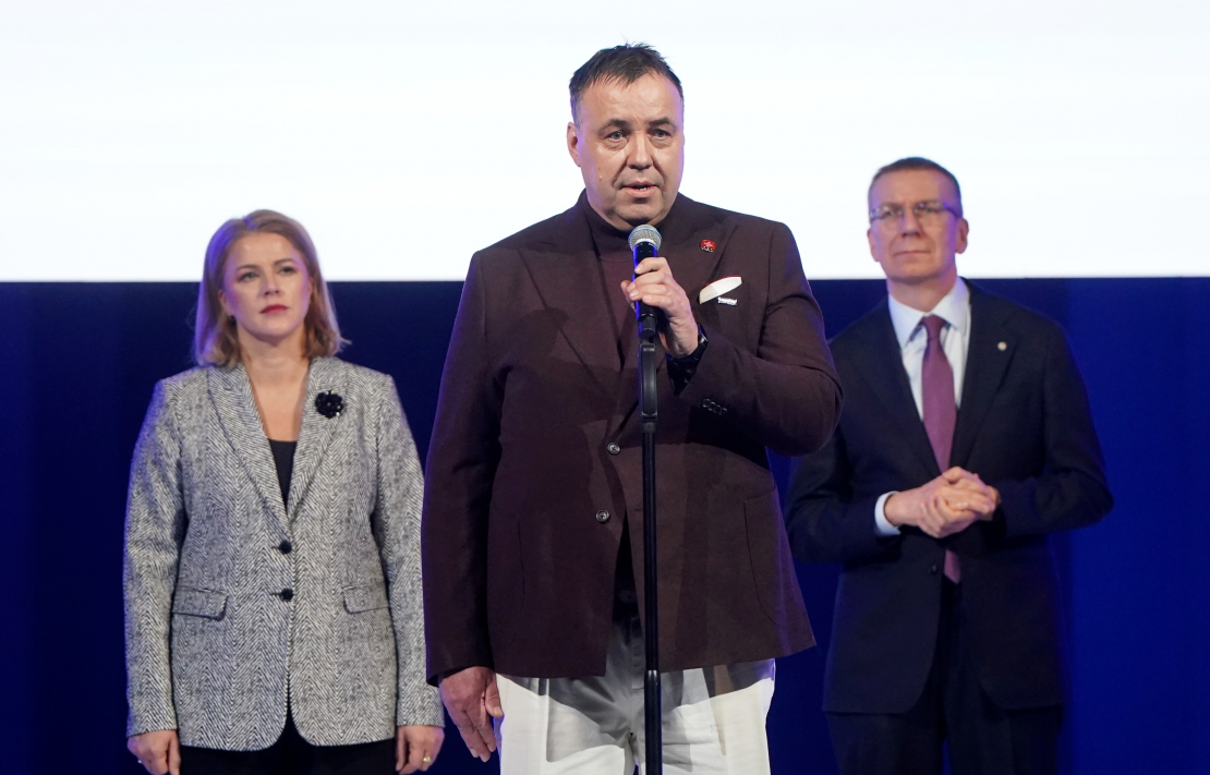 Ministru prezidente Evika Siliņa, Latvijas Olimpiskās komitejas prezidents Raimonds Lazdiņš un Valsts prezidents Edgars Rinkēvičs piedalās pasākumā Latvijas Nacionālajā teātrī, kurā paziņo Latvijas delegācijas karognesējus Milānas-Kortīnas olimpiskajās spēlēs.