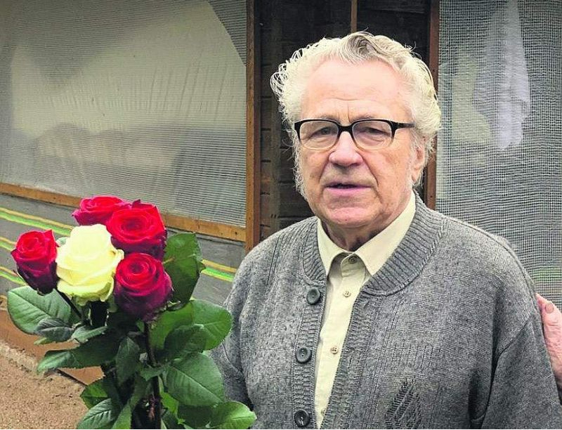 Pēteris Lazda 2020. gada novembrī pirms valsts svētkiem kopā ar vēl vairākiem novadniekiem saņēma Tukuma novada Goda pilsoņa apbalvojumu. Kā toreiz atgādināja Tikuma novada domes pārstāvji, padomju gados Pēteris Lazda nelegāli iespieda un izplatīja lapiņas ar aicinājumiem izbeigt okupāciju, rusifikāciju un atjaunot Latvijas valstisko neatkarību. Viņa sarežģītais likteņstāsts ietverts Anša Epnera filmā "Disidents". Savulaik Pēteris Lazda aktīvi iesaistījās Atmodas procesos, darbojās Latvijas Nacionālās Neatkarības kustībā, Latvijas Tautas frontē, pārstāvēja Tukuma rajonu Pilsoņu kongresā, Tukumā izdeva laikrakstu "Vanemas Atmoda". Pēteris Lazda 1990. gadā ievēlēts Augstākajā Padomē un 4. maijā balsoja par Latvijas Republikas neatkarības atjaunošanu. Par šo vēsturisko balsojumu 2000. gadā Pēteris Lazda saņēma valsts augstāko apbalvojumu – Triju Zvaigžņu ordeni, ko piešķir par sevišķiem nopelniem Tēvijas labā. "Pēteris Lazda ir cilvēks, kurš Latvijas brīvības vārdā ziedojis vairāk nekā citi – viņš ir ziedojis savu brīvību, veselību un karjeru," teikts Tukuma novada domes vietnē internetā.