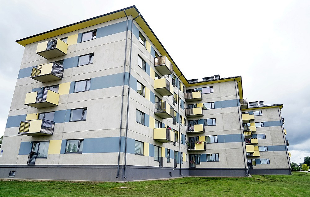 Latvijā pirmās divas zemas īres maksas daudzdzīvokļu mājas pagājušajā gadā tika atklātas Valmierā.