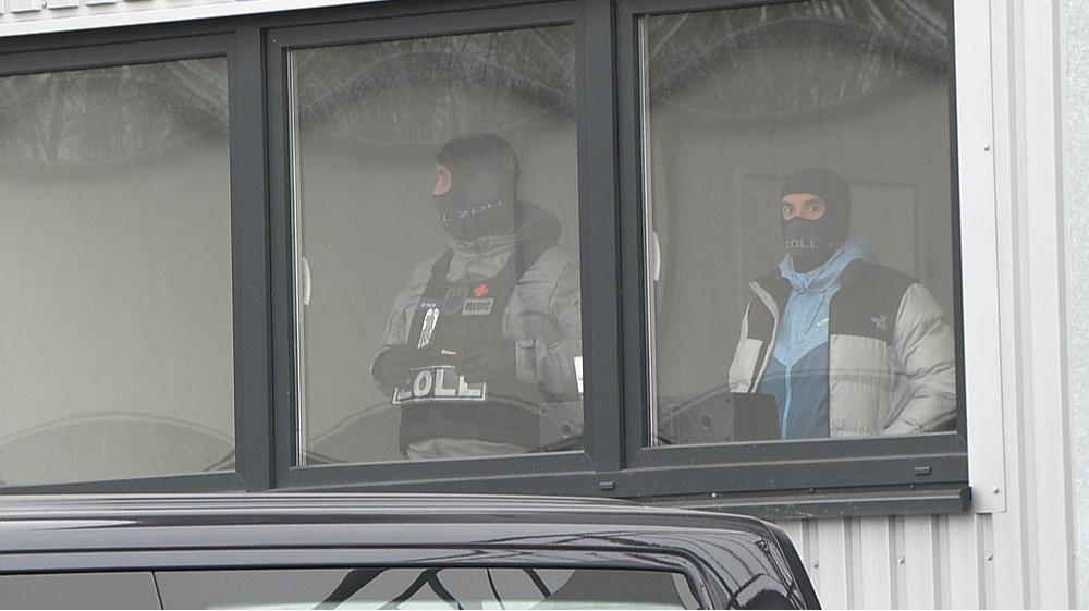 Vācijas Muitas kriminālizmeklēšanas dienesta darbinieki pirmdien kratīšanas laikā Lībekas industriālās zonas ēkā, kurā atradās firma, kas gādāja, lai Krievija saņemtu ES sankciju aizliegtas preces.