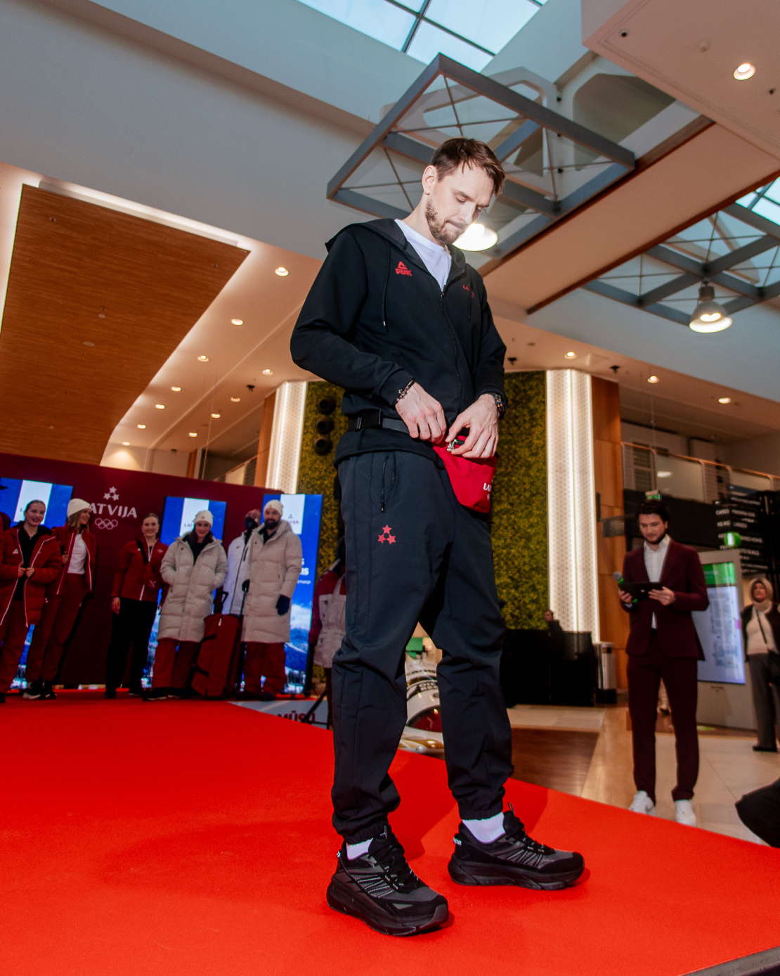 Kristers Gudļevskis "Komanda Latvija" olimpisko tērpu demonstrācijā.