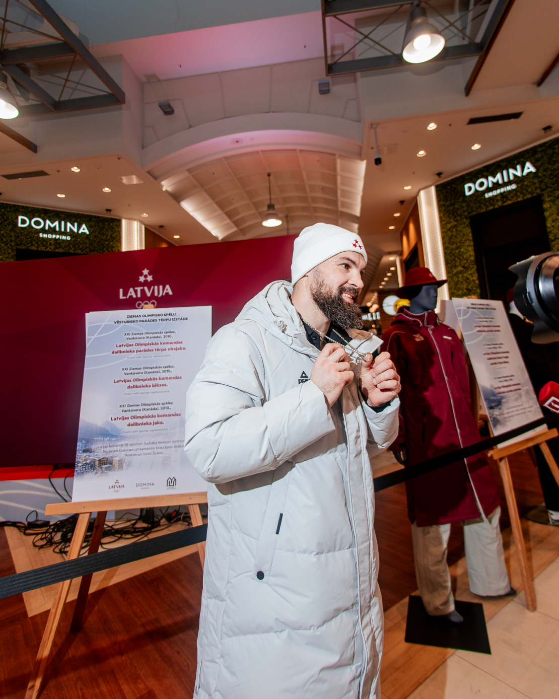 Kaspars Daugaviņš "Komanda Latvija" olimpisko tērpu demonstrācijā.
