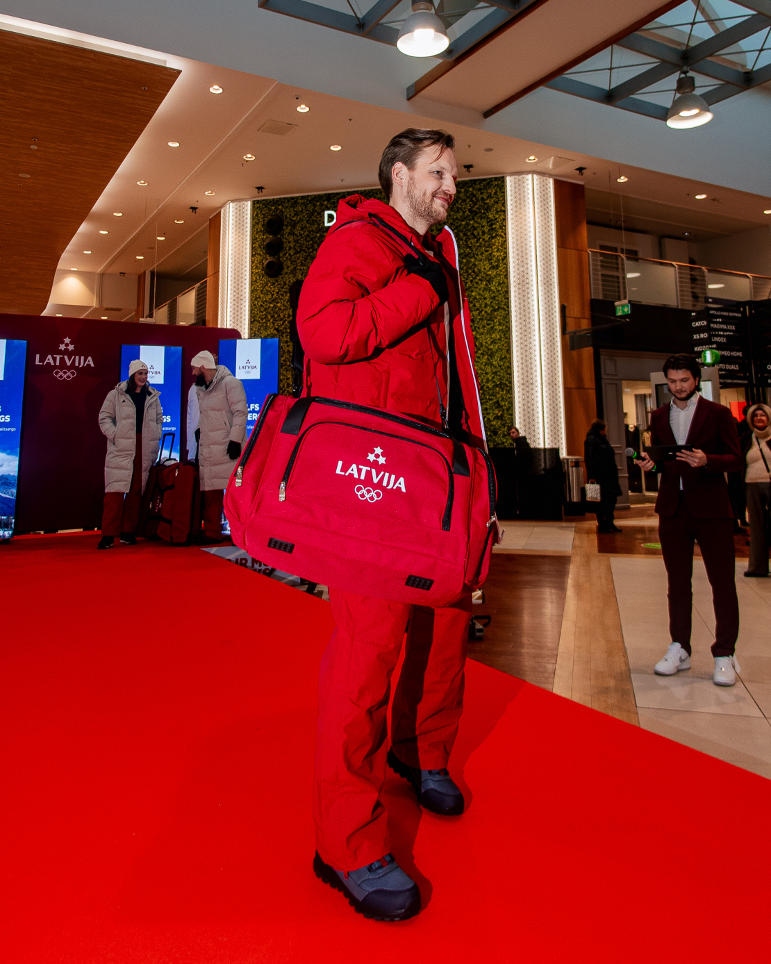 Ralfs Freibergs "Komanda Latvija" olimpisko tērpu demonstrācijā.