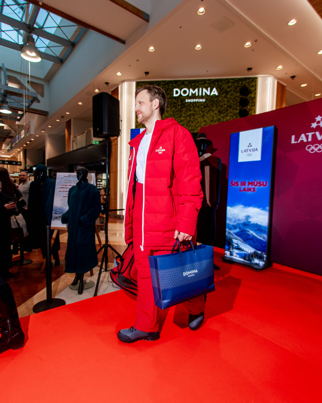 Ralfs Freibergs "Komanda Latvija" olimpisko tērpu demonstrācijā.