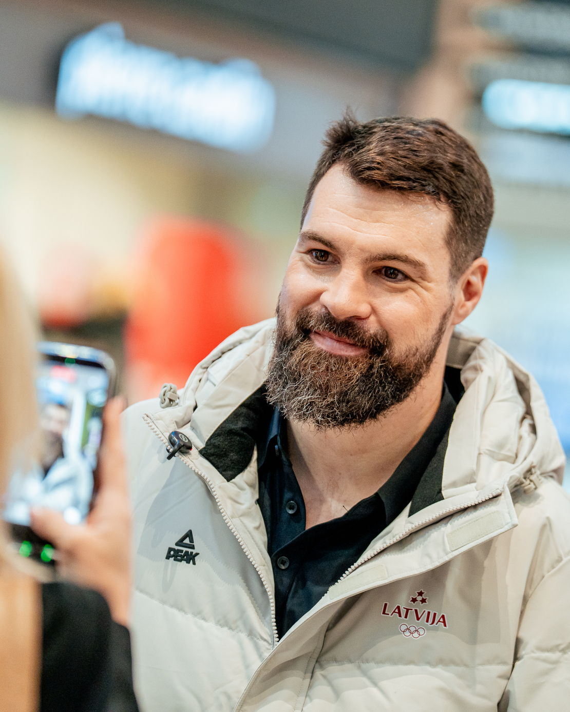 Kaspars Daugaviņš "Komanda Latvija" olimpisko tērpu demonstrācijā.