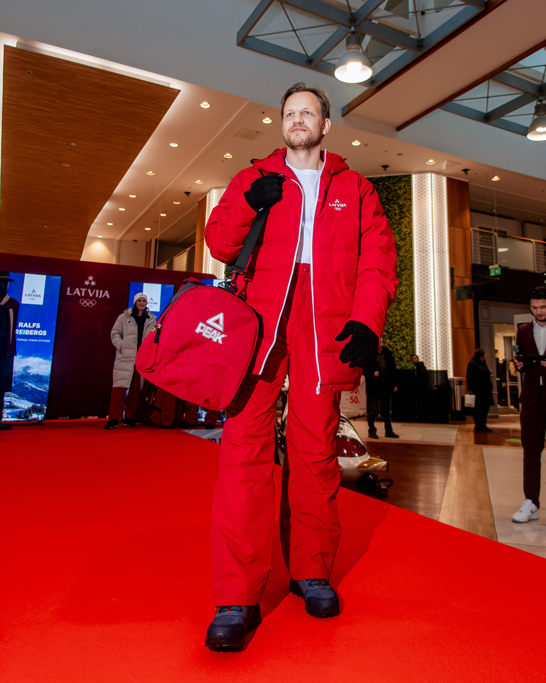 Ralfs Freibergs "Komanda Latvija" olimpisko tērpu demonstrācijā.