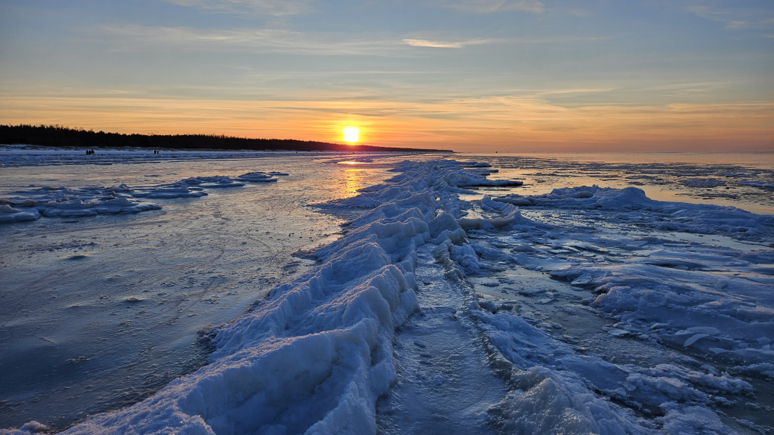 Rīgas jūras līcis pie Vecāķiem ziemā.
