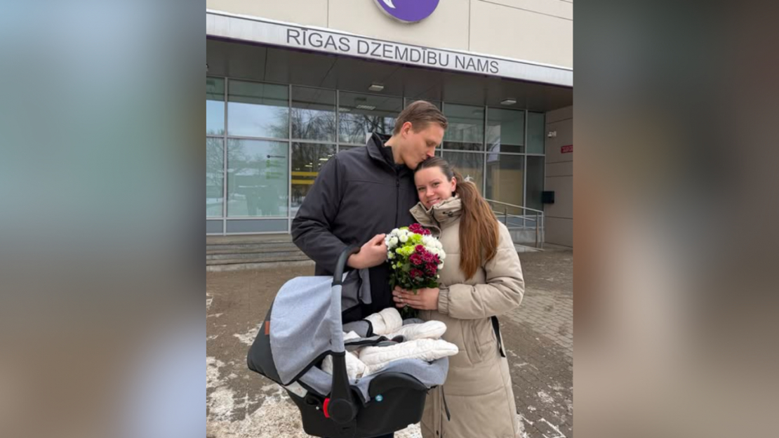 Jānis Dombrava ar sievu Anniju Evitu Asmini-Dombravu pie Rīgas Dzemdību nama.