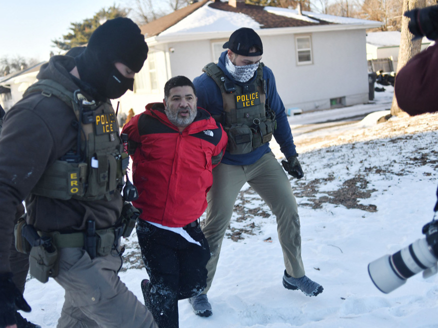 Minesotas štatā ASV Imigrācijas un muitas kontroles dienesta aģenti aiztur vīrieti. ASV prezidenta Donalda Trampa valdība vēlas īstenot masveida nelegālo imigrantu deportācijas, taču ICE aģentu darba metodes izraisījušas asu kritiku, arī no ASV pilsoņu puses.