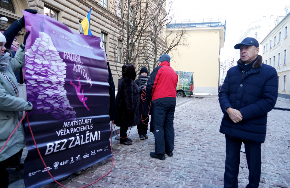 Saeimas deputāts Oļegs Burovs pie Saeimas nama, kur pasaules vēža dienā Latvijas onkoloģijas pacientu organizāciju apvienība "Onkoalianse" rīko akciju "Neatstājiet vēža pacientus bez zālēm!".