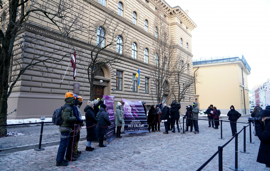 Pasaules vēža dienā Latvijas onkoloģijas pacientu organizāciju apvienība "Onkoalianse" pie Saeimas ēkas rīko akciju "Neatstājiet vēža pacientus bez zālēm!".