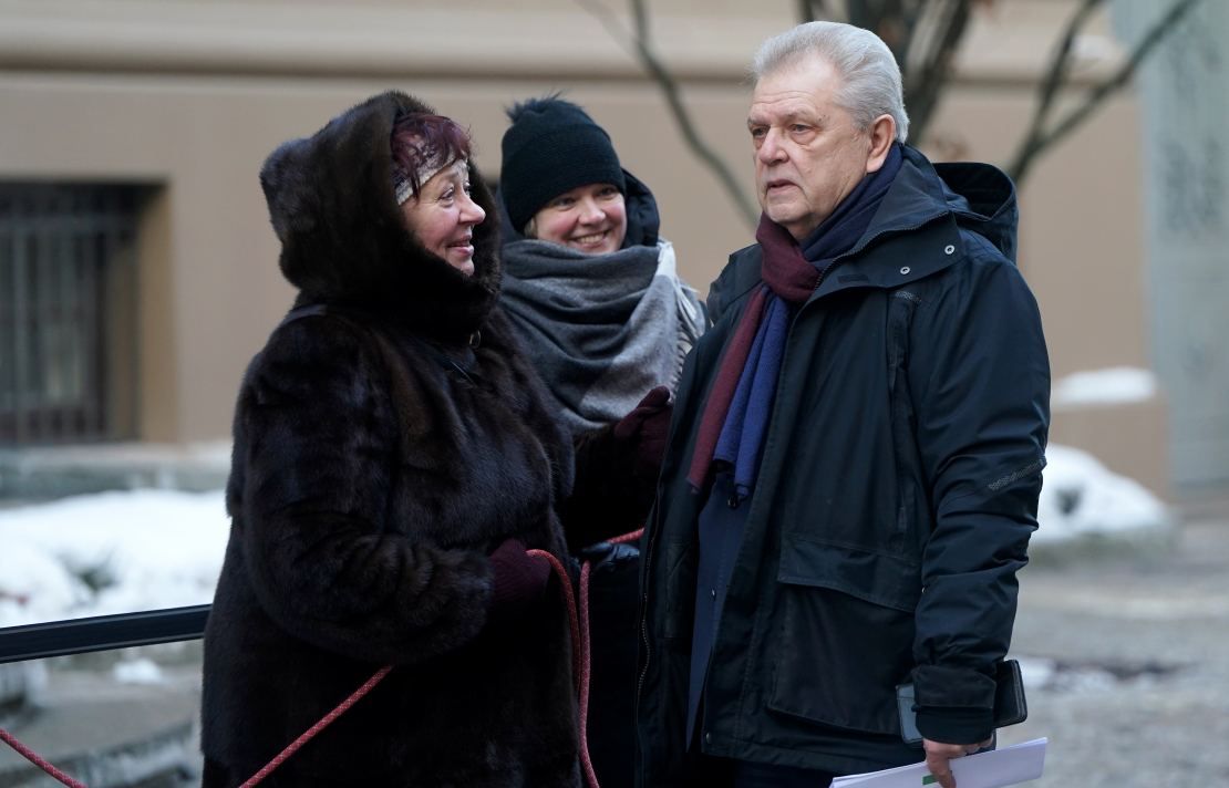 Saeimas Sociālo un darba lietu komisijas priekšsēdētājs Andris Bērziņš pie Saeimas nama, kur pasaules vēža dienā Latvijas onkoloģijas pacientu organizāciju apvienība "Onkoalianse" rīko akciju "Neatstājiet vēža pacientus bez zālēm!".