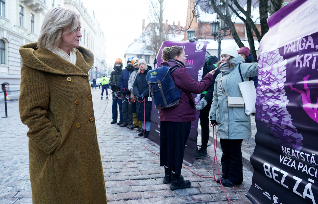 Saeimas deputāte Ilze Indriksone pie Saeimas nama, kur pasaules vēža dienā Latvijas onkoloģijas pacientu organizāciju apvienība "Onkoalianse" rīko akciju "Neatstājiet vēža pacientus bez zālēm!".