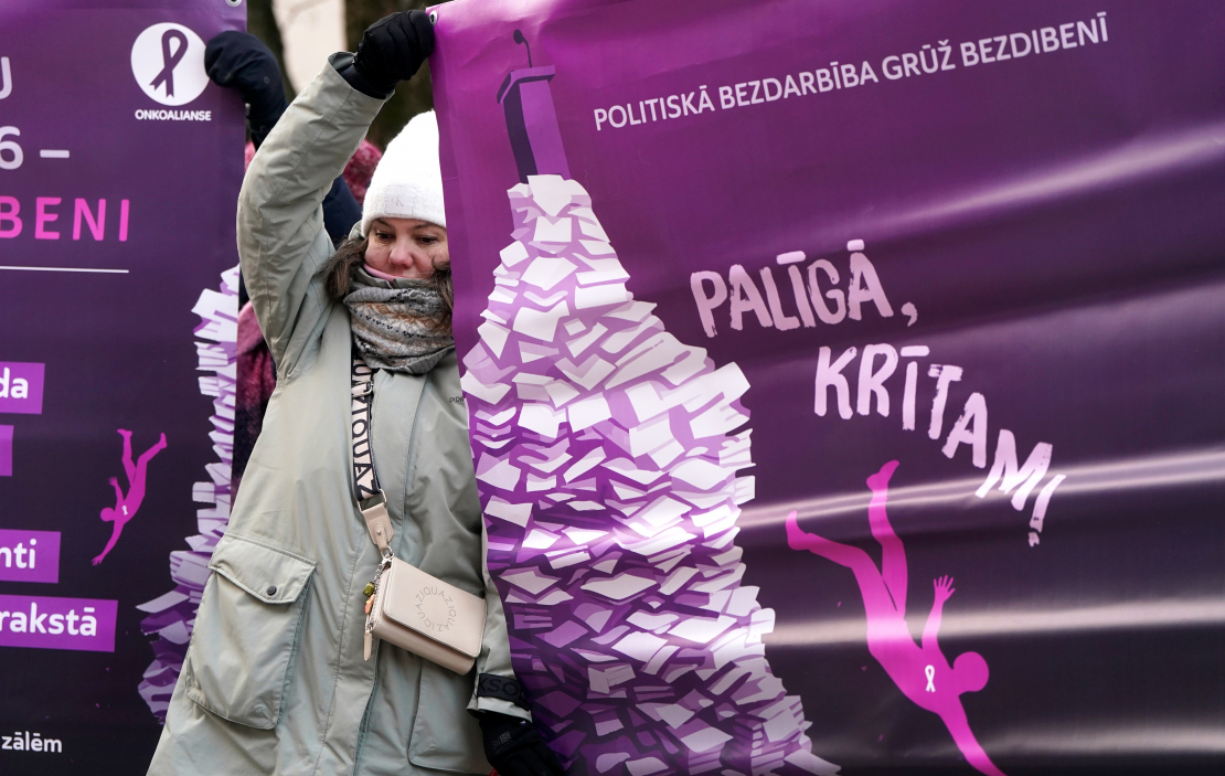 Pasaules vēža dienā Latvijas onkoloģijas pacientu organizāciju apvienība "Onkoalianse" pie Saeimas ēkas rīko akciju "Neatstājiet vēža pacientus bez zālēm!".