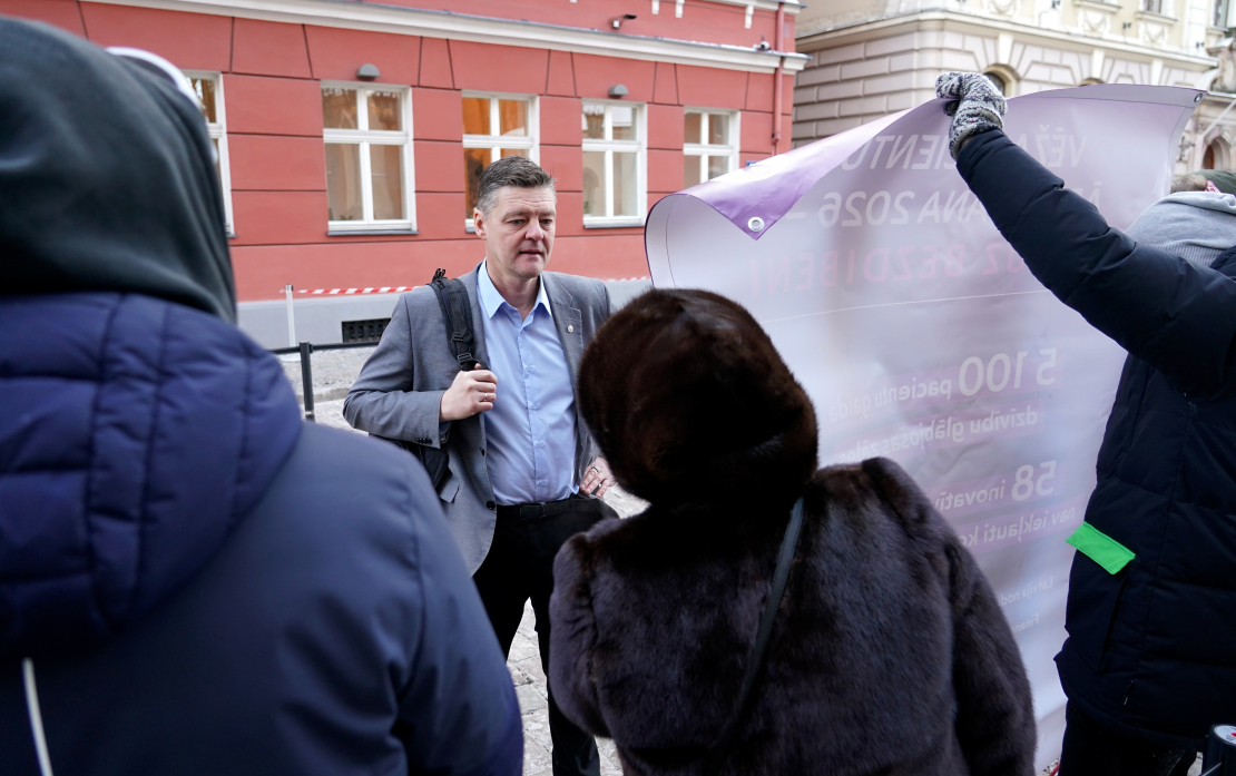 Saeimas deputāts Lauris Lizbovskis pie Saeimas nama, kur pasaules vēža dienā Latvijas onkoloģijas pacientu organizāciju apvienība "Onkoalianse" rīko akciju "Neatstājiet vēža pacientus bez zālēm!".